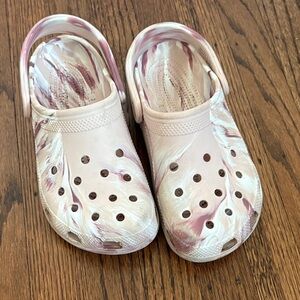 Crocs classic marbled clog in Quartz / Multi